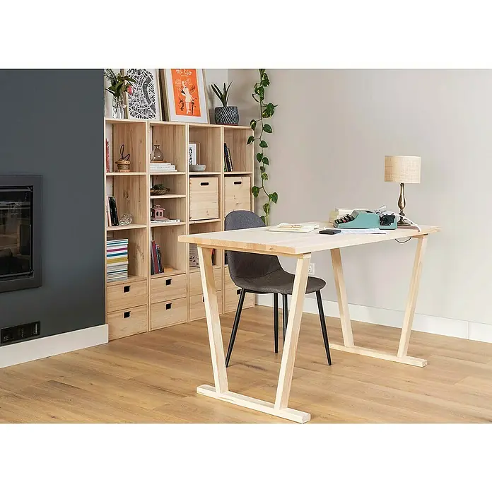 Astigarraga Arbeitstisch mit Bok Holzbeinen - L x B: 140 x 70 cm - Holzschreibtisch mit schräg gestellten Beinen und Holzregal mit Fächern und Schubladen vor einer grauen Wand im Arbeitszimmer.