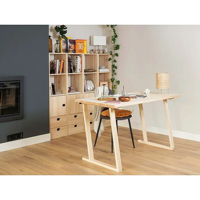 Astigarraga Arbeitstisch mit Bok Holzbeinen - L x B: 140 x 70 cm - Heller Holzschreibtisch mit einzigartigem Z-förmigen Beingestell, ergänzt durch ein stilvolles Bücherregal und einen modernen Hocker in einem minimalistischen Raum.