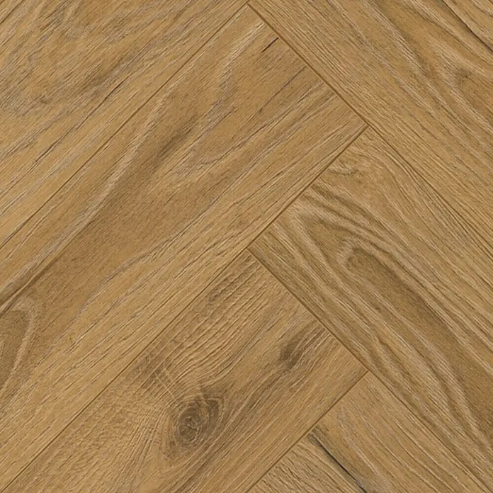 Krono Original Laminat Herringbone - Inca Carpenter Oak, Fischgrät, 630 x 126 x 8 mm - Detailaufnahme eines warmen, honigfarbenen Fischgrätparkettbodens mit ausgeprägter Holzmaserung und feinen Fugen.