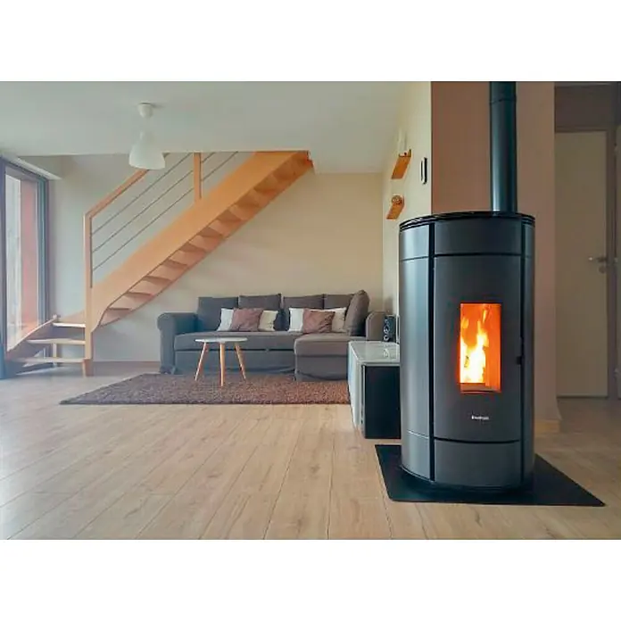 FreePoint Pelletofen Globe - 10,5 kW, Raumheizvermögen: 252 m³, 0,6 kg/h - 2,5 kg/h, Anthrazit - Gemütliches Wohnzimmer mit modernem Kaminofen, der Wärme und Ambiente spendet. Der Kamin ist ein Blickfang im Raum und sorgt für Behaglichkeit.