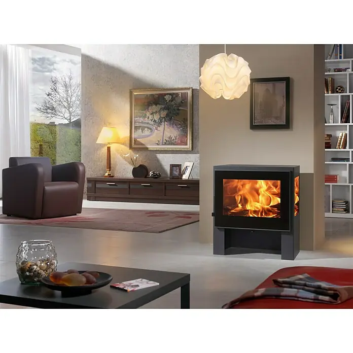 Panadero Estufa de leña Capri 3V - 6,7 kW, Volumen de calefacción: 240 m³, Antracita - Imagen de una moderna estufa de chimenea con fuego en el salón. La estufa es un elemento destacado y elegante y proporciona calor.