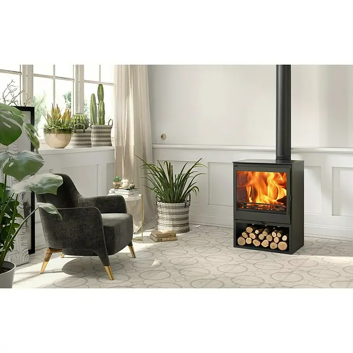 Panadero Estufa de leña Saphir - 7,1 kW, Volumen de calefacción: 220 m³, Antracita - Una acogedora sala de estar con una moderna estufa de leña que irradia calidez y ambiente. La estufa está llena de leña e ilumina la habitación.