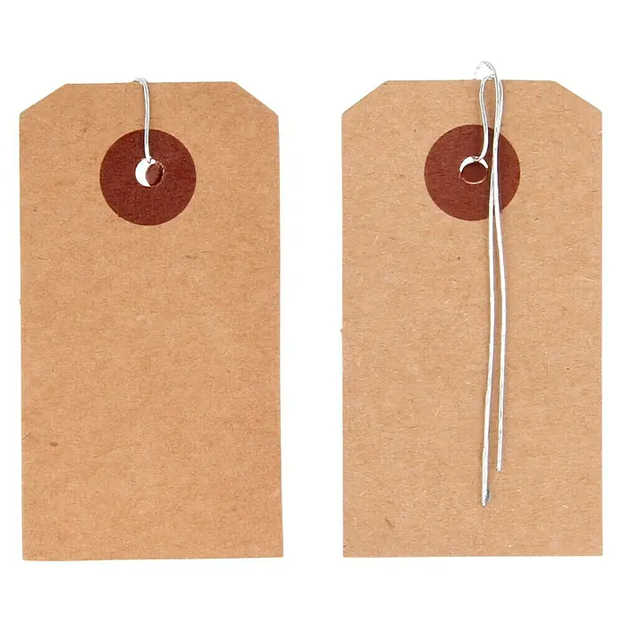 Artemio Pieza decorativa Etiqueta - 50 ud., Papel, 3 x 5,5 cm - Dos etiquetas colgantes de papel marrón con anillos de refuerzo marrones y lazos plateados para sujetarlas.