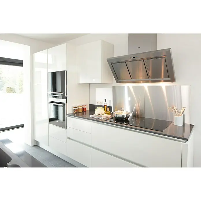 Mottez Protector de pared de cocina - Gris, 60 x 65 cm, Acero - Elegante diseño de cocina con electrodomésticos modernos y una campana extractora con estilo. Un espacio perfecto para creaciones.