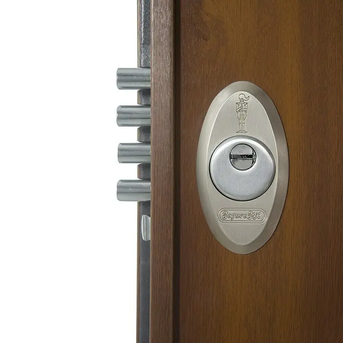 SegureStil Puerta de entrada exterior VH500 Serie V - 90 x 207 cm, Derecha, Nogal, Acorazada - Primer plano de una cerradura de seguridad Segurestil instalada en una puerta de madera, con pernos visibles para mayor protección.