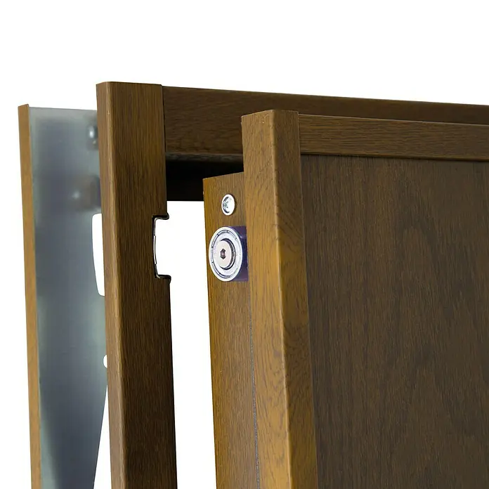 SegureStil Puerta de entrada exterior VH500 Serie V - 90 x 207 cm, Derecha, Nogal, Acorazada - Primer plano de una puerta corredera marrón con mecanismo de rodillos, mostrando la fina veta de la madera y detalles metálicos plateados.