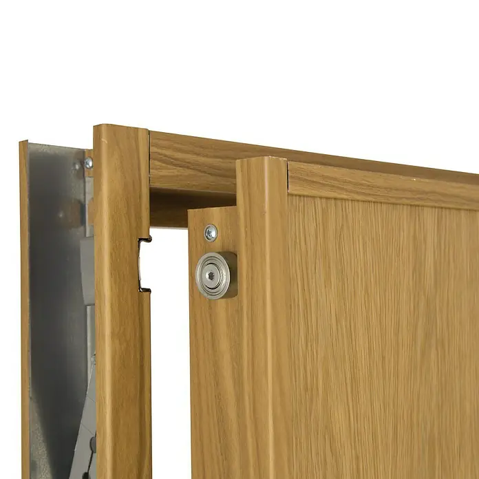 SegureStil Puerta de entrada interior S105 Serie V - 90 x 206 cm, Derecha, Roble claro, Acorazada - Detalle de una puerta corredera de madera con herrajes metálicos y mecanismo de ruedas, enfatizando la funcionalidad del sistema.