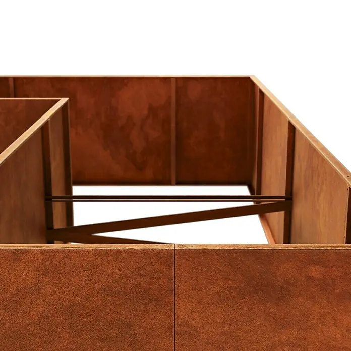 Palatino Hochbeet Urban L - 300 x 200 x 70 cm, Cortenstahl, Rostbraun - Detailansicht eines Holzmodells mit rustikaler Oberfläche und Innenstruktur. Ideal für Architekturvisualisierungen und Designprojekte.