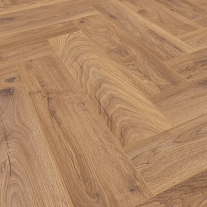LOGOCLIC Vinto Laminat Vinto Herringbone - Oberon Oak, Landhausdiele, 630 x 126 x 8 mm - Nahaufnahme von hellem Eichenparkett im Fischgrätmuster. Perfekt für stilvolle Innenräume, die Wärme und Eleganz ausstrahlen.
