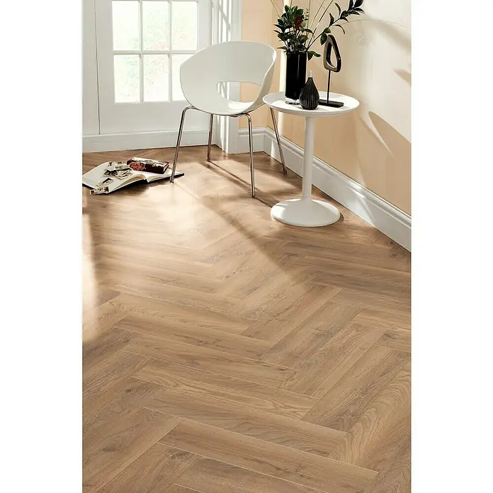 Krono Original Laminat Herringbone - Historic Oak, Fischgrät, 630 x 126 x 8 mm - Nahaufnahme von Laminatboden in Fischgrätmuster, der eine elegante und moderne Ästhetik in einem hellen Raum bietet.