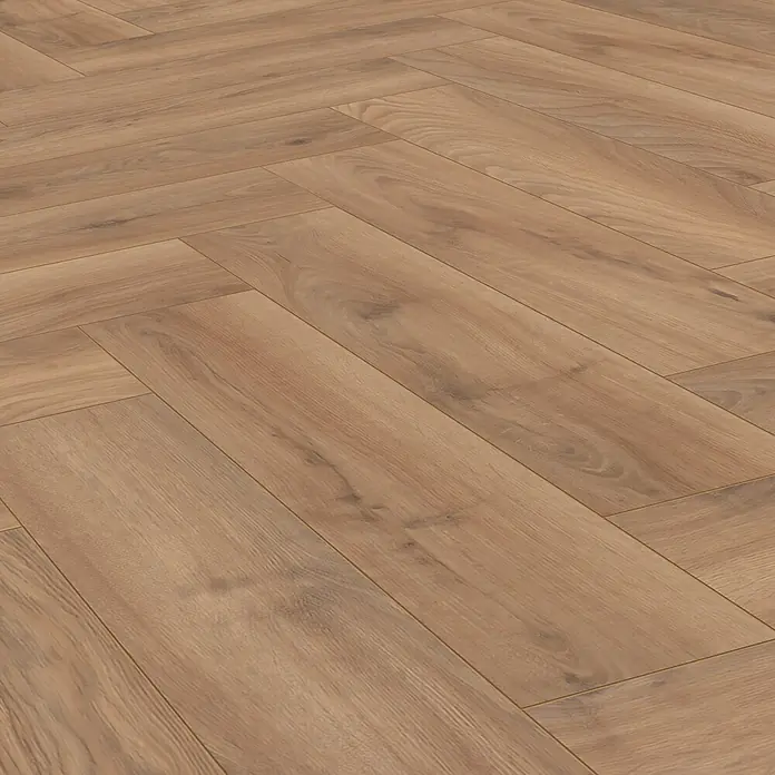 Krono Original Laminat Herringbone - Historic Oak, Fischgrät, 630 x 126 x 8 mm - Ein schönes Fischgrätenmuster aus hellem Holzparkett sorgt für eine warme und elegante Atmosphäre.