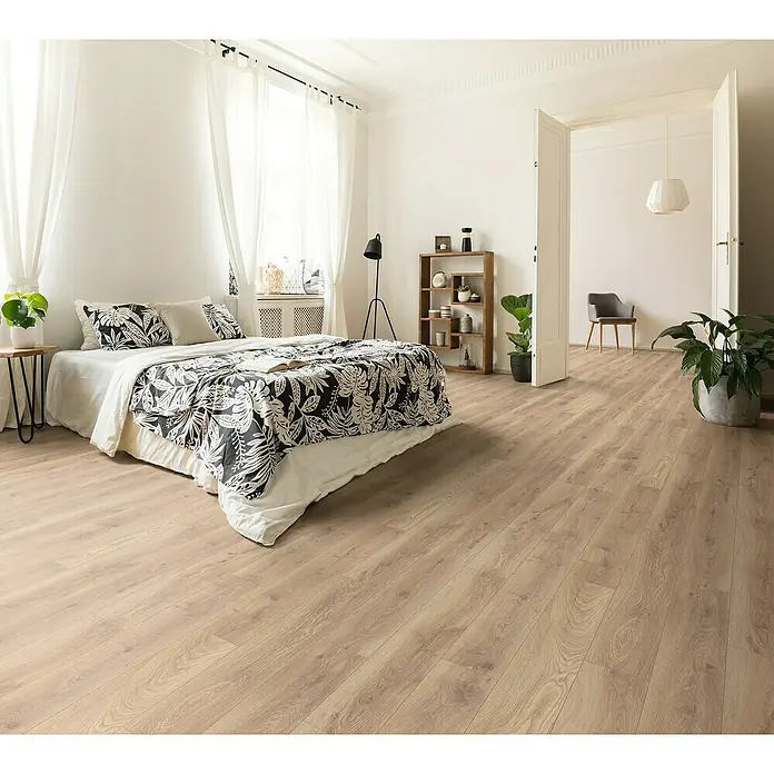 Krono Original Laminat Atlantic 8 - Biscotti Oak, Landhausdiele, 1.285 x 192 x 8 mm - Schlafzimmer mit hellem Holzboden. Der Boden verleiht dem Raum eine warme und einladende Atmosphäre mit einem modernen Touch.