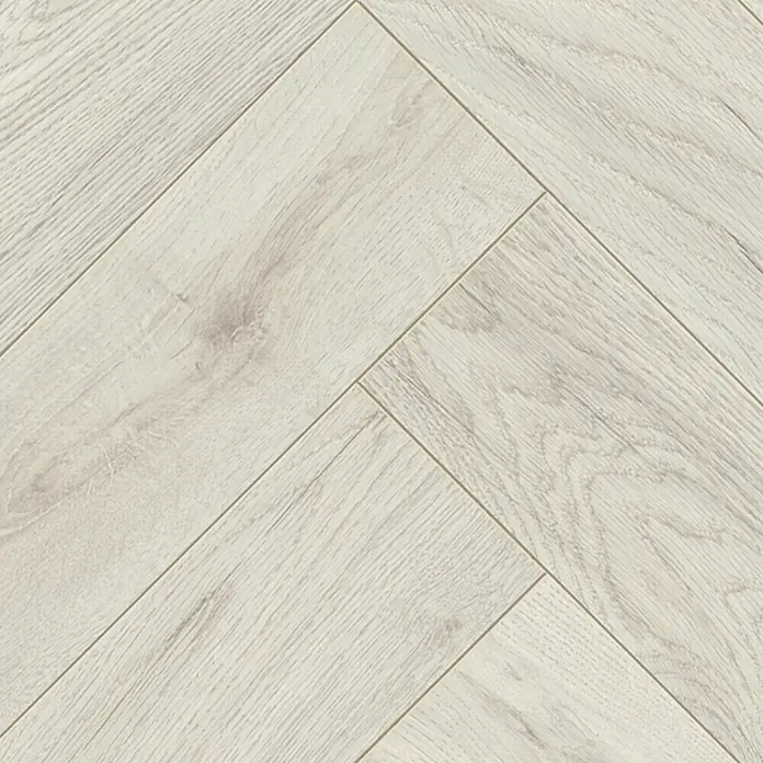 Krono Original Laminat Herringbone - Chantilly Oak, Fischgrät, 630 x 126 x 8 mm - Nahaufnahme eines hellen Fischgrätparkettbodens, der die Maserung und das Muster des Holzfußbodens zeigt.