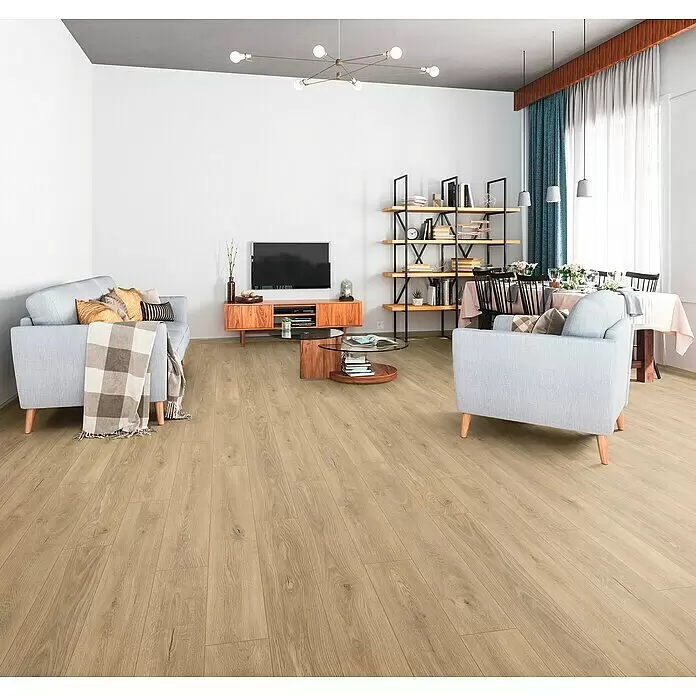 Krono Original Laminat Atlantic 8 - Tortilla Cashmere Oak, Landhausdiele, 1.288 x 195 x 8 mm - Hellbrauner Laminatboden mit natürlicher Holzmaserung in einem modernen offenen Wohn- und Esszimmer.