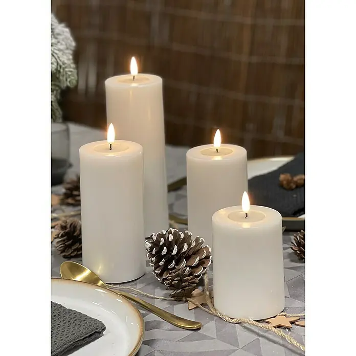 DeluxeHomeart LED-Kerze Indoor - Weiß, Ø x H: 7,5 x 15 cm, Echtwachs - Dekorative Tafelkerzen mit rustikalen Akzenten. Die weißen Kerzen sorgen für stimmungsvolles Licht und eine gemütliche Atmosphäre auf dem Tisch.