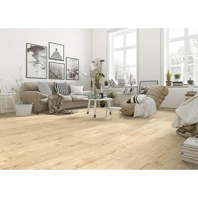 Classen Laminat 731-4 - Eiche Natur hell, Landhausdiele, 1.286 x 194 x 7 mm - Einladendes Wohnzimmer mit hellem Holzboden, der eine warme und natürliche Atmosphäre schafft. Der Bodenbelag harmoniert perfekt mit der Einrichtung.