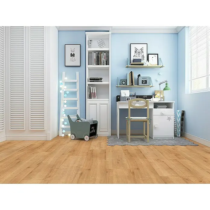 Classen Laminat 731-4 - Eiche Beige dunkel, Landhausdiele, 1.286 x 194 x 7 mm - Ein Kinderzimmer mit einem Schreibtisch und Stuhl, einem Bücherregal und einem Spielzeugwagen auf einem Holzboden.