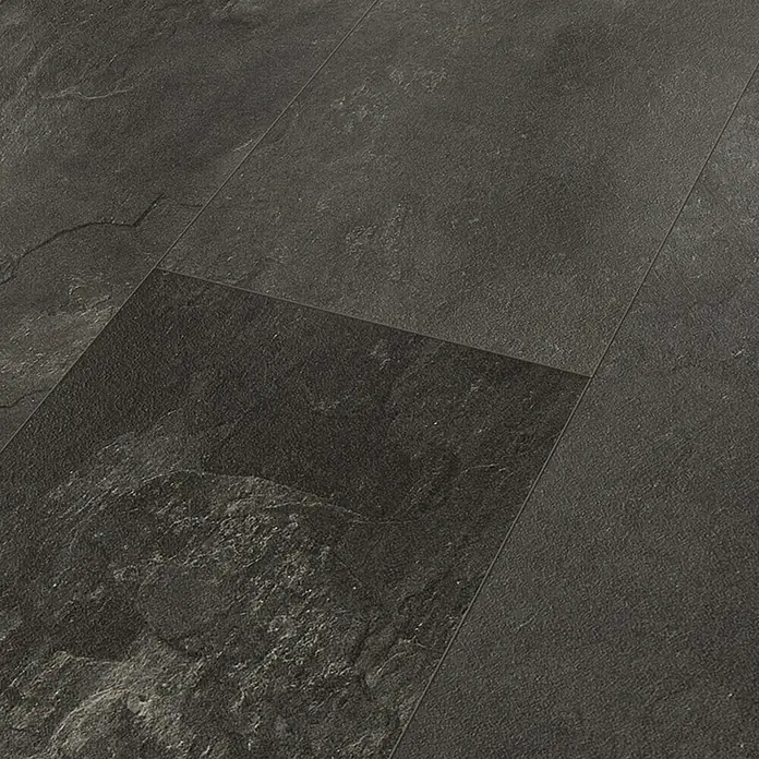 Classen Laminat Visiogrande - Nero slate, 604 x 280 x 8 mm - Nahaufnahme von dunklen Schieferfliesen, die ein robustes und stilvolles Bodenmuster bilden. Die Textur und die Farbtiefe erzeugen eine moderne Ästhetik.