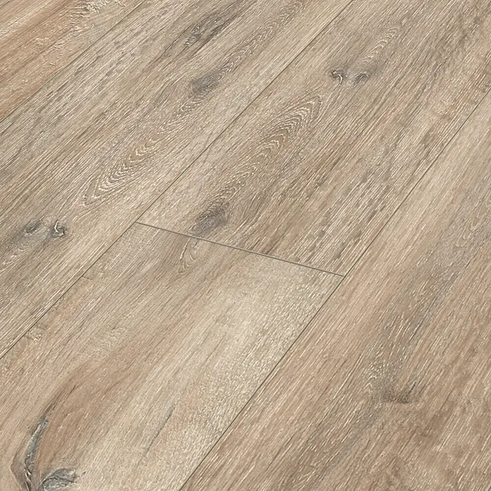 Classen Laminat 731-4 - Eiche Grau-braun, Landhausdiele, 1.286 x 194 x 7 mm - Nahaufnahme von hellem Laminatboden mit Holzmaserung, ideal für moderne Innenräume. Die Textur sorgt für Wärme und Eleganz.