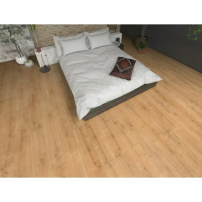 Classen Laminat 731-4 - Eiche Beige dunkel, Landhausdiele, 1.286 x 194 x 7 mm - Einladendes Schlafzimmer mit einem komfortablen Bett, das mit weicher, weißer Bettwäsche und einem dekorativen Kissen geschmückt ist.