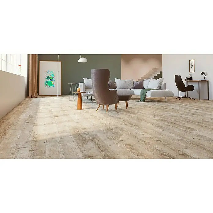 Classen Laminat 831-4 - Pine Light beige, Landhausdiele, 1.286 x 194 x 8 mm - Helles Holzboden-Design in einem modernen Wohnzimmer mit Couch, Sessel und Schreibtisch. Die helle Holzoptik sorgt für eine freundliche Atmosphäre.