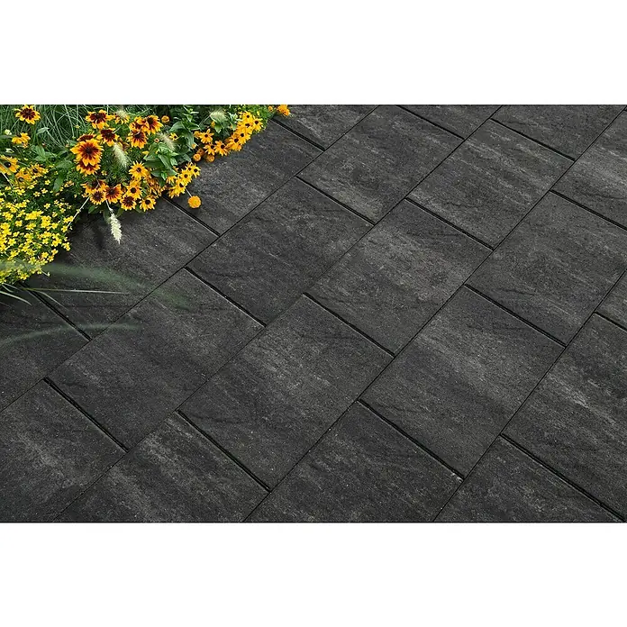 Diephaus Terrassenplatte Memphis - 60 x 40 x 4 cm, Grau/Schwarz, Beton - Anthrazitfarbene Pflastersteine, diagonal verlegt, mit bunten Blumen am Rand. Perfekt für Terrasse & Garten, robust und stilvoll.