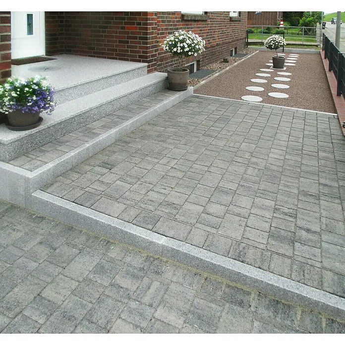 Diephaus Pflasterstein Vacaville - Weiß/Schwarz, 45 Stk., Rechteckig - Außenaufnahme eines mit Betonpflastersteinen gepflasterten Weges. Die grauen Steine erzeugen ein schlichtes, modernes Erscheinungsbild.