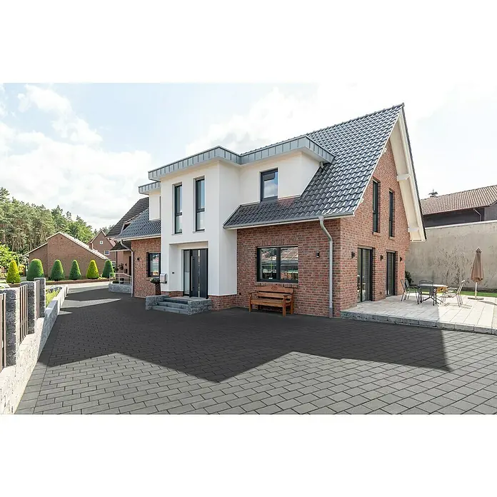 Diephaus Pflasterstein Denton - Anthrazit, 24 x 16 x 6 cm, Rechteckig - Ein modernes Haus mit roter Backsteinfassade und grauer Pflasterung im Außenbereich. Der Kontrast der Farben betont das architektonische Design.