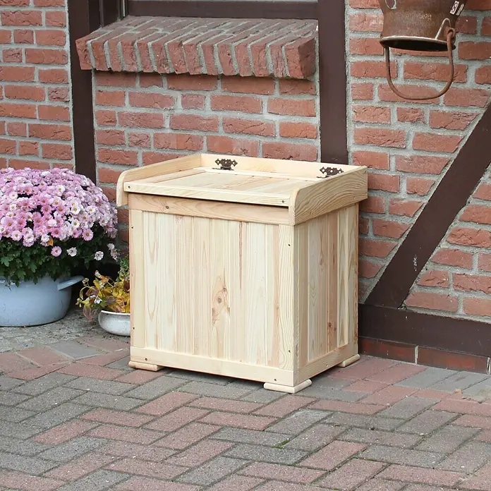 Promadino Auflagenbox Patrick - 56 x 43 x 56 cm, Holz, Natur, Ohne Auflage, Mit Sitzfunktion - Hier ist eine hölzerne Aufbewahrungsbox im Außenbereich, die sich perfekt für die Aufbewahrung von Gartengeräten oder Spielzeug eignet.