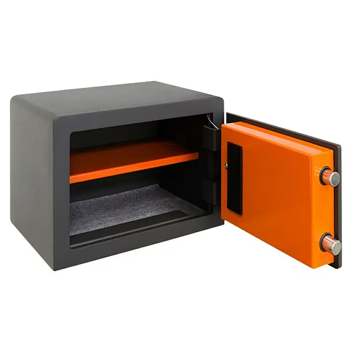 Arregui Caja fuerte Plus C - L x An x Al: 25 x 35 x 25 cm, Tipo de bloqueo: Códigos de usuario, 15 l - Una caja fuerte abierta revela su interior con un estante naranja y un revestimiento de suelo gris.