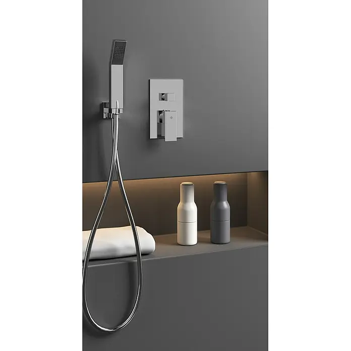 IO Orion Grifo monomando de ducha empotrable - Cromo - Elegante juego de ducha con diseño minimalista y accesorios cromados. Ideal para baños modernos, añadiendo un toque de estilo.