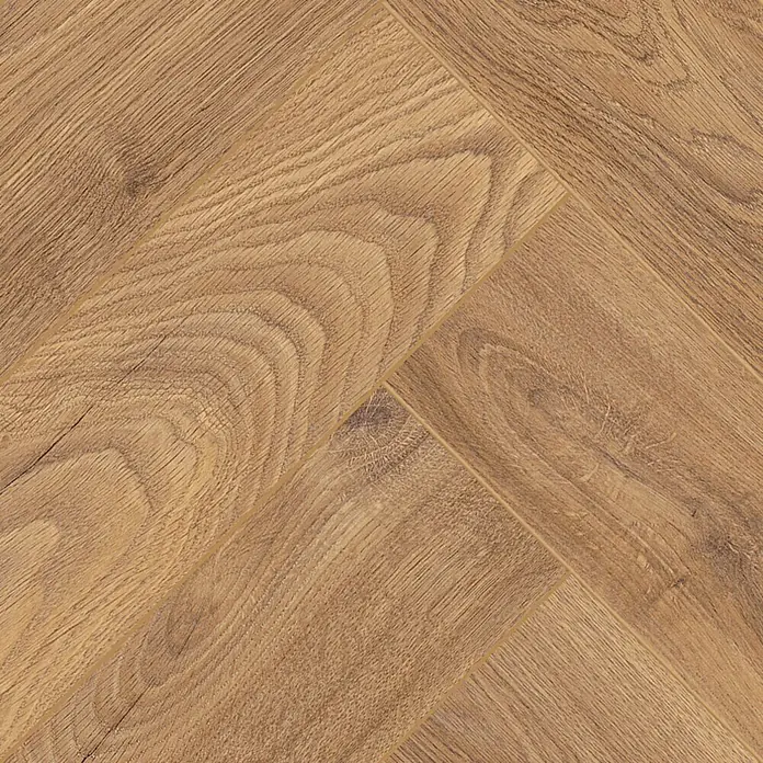 Krono Original Laminat Herringbone - Firebrand Oak, Fischgrät, 630 x 126 x 8 mm - Detailaufnahme von Laminatboden in Fischgrätmuster, der eine warme, natürliche Holzoptik aufweist. Perfekt für stilvolle Wohnräume.
