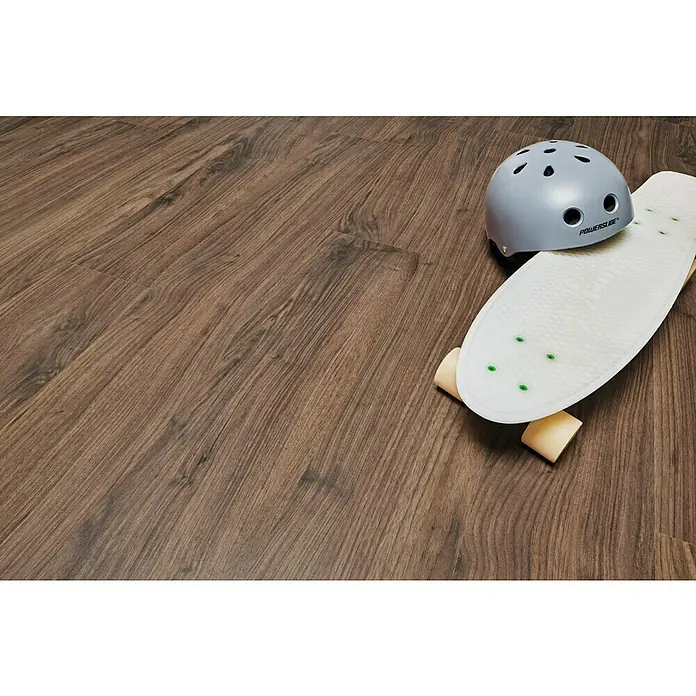LOGOCLIC Silentos Laminat Nussbaum Belfort1.285 x 192 x 9 mm, Landhausdiele, Nussbaum Belfort - Ein grauer Powerslide-Helm und ein weißes Skateboard auf einem braunen Holzboden.