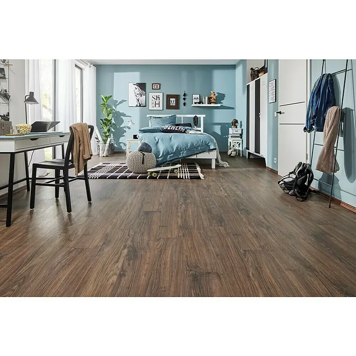 LOGOCLIC Silentos Laminat Nussbaum Belfort1.285 x 192 x 9 mm, Landhausdiele, Nussbaum Belfort - Ein modernes Schlafzimmer mit Fokus auf dem dunklen Holzboden, der Wärme und Eleganz ausstrahlt.