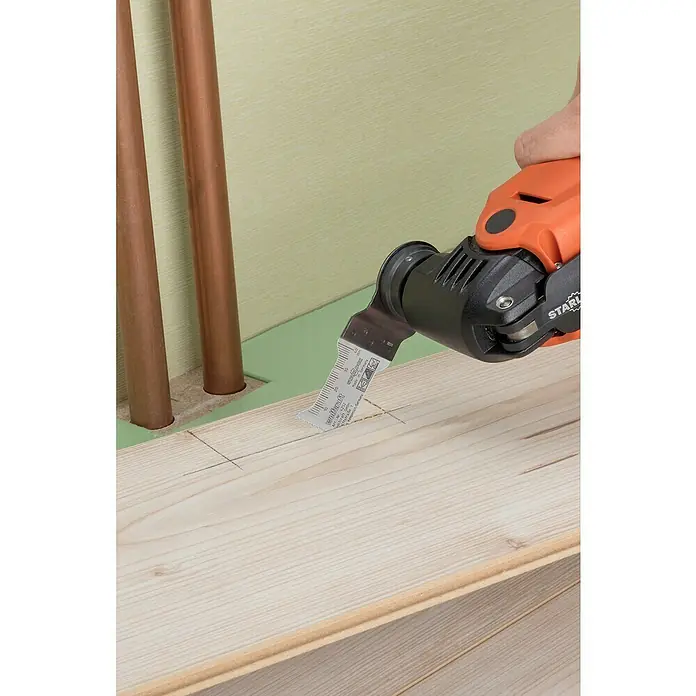 Wolfcraft Tauchsägeblatt - Geeignet für: Holz, Schnitttiefe: 40 mm - Das Bild zeigt eine oszillierende Säge von Wolfcraft, die zum Schneiden von Holz verwendet wird. Präzise Schnitte sind durch das Sägeblatt garantiert.