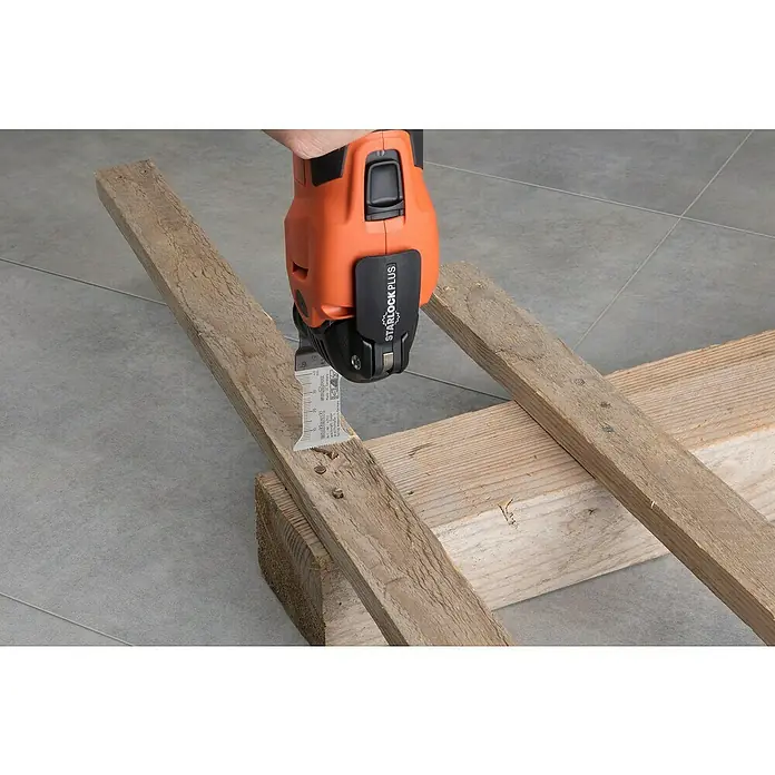 Wolfcraft Tauchsägeblatt - Geeignet für: Holz, Schnitttiefe: 40 mm - Oszillierendes Multifunktionswerkzeug Starlock Plus beim Schneiden eines Holzstücks, ideal für vielseitige Heimwerkerarbeiten und präzise Schnitte.