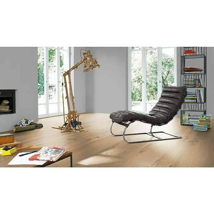 Parador Parkett Basic 11.5 - Eiche gebürstet weiß Naturöl, Landhausdiele, 2.200 x 185 x 11,5 mm - Helles Wohnzimmer mit braunem Holzboden. Moderne, dunkle Liege und ein ungewöhnlicher Holzlampen-Entwurf sind Teil der Einrichtung des Raumes.