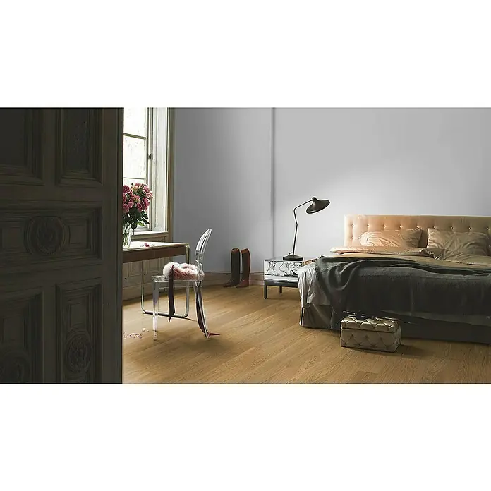 Parador Parkett Classic - Eiche matt lackiert, Landhausdiele, 2.200 x 185 x 13 mm - Schlafzimmer mit hellem Holzboden, einem Bett mit beigem Kopfteil und einem Schreibtisch mit Rosenstrauß am Fenster.