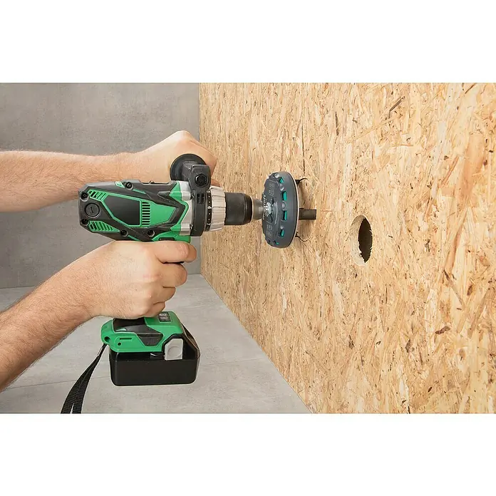 Wolfcraft Lochsäge verstellbar - Arbeitsdurchmesser: 45 mm - 90 mm, Schnitttiefe: 30 mm - Ein Akkuschrauber mit einem Lochschneideraufsatz wird verwendet, um ein Loch in ein Holzbrett zu bohren. Ideal für Holzarbeiten und Renovierungsprojekte.