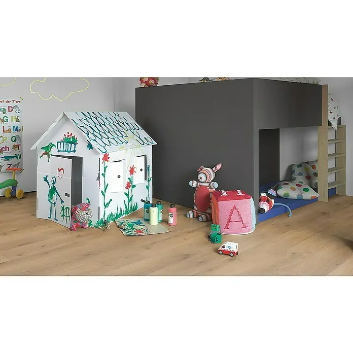 Parador Laminatmuster Basic 200 Eiche Horizont Natur - 200 x 194 x 7 mm, Landhausdiele - Ein Kinderzimmer mit einem bemalten Spielhaus und einem Hochbett. Die Einrichtung ist freundlich und farbenfroh.