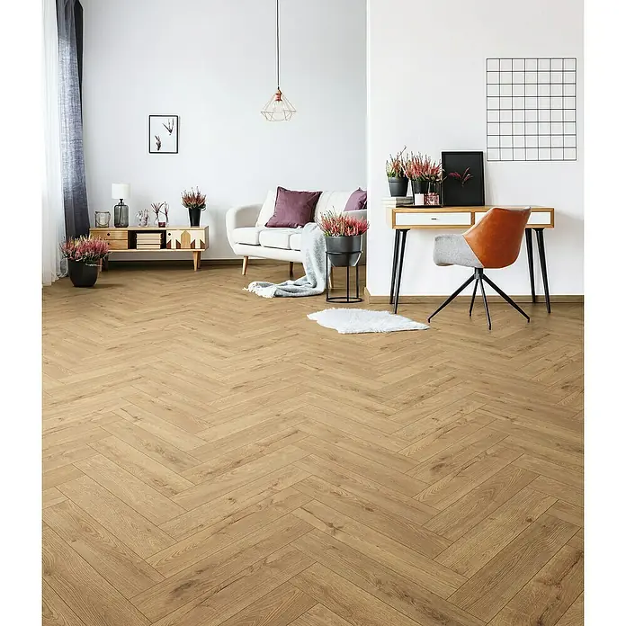 Krono Original Laminat Herringbone - Sundance Oak, Fischgrät, 630 x 126 x 8 mm - Ein helles Wohnzimmer mit einem markanten Fischgrätparkettboden, der dem Raum Wärme und einen klassischen Touch verleiht.