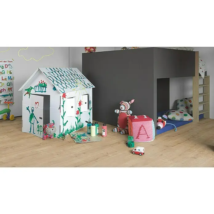 Parador Laminat Basic 400 - Eiche geschliffen, Landhausdiele, 1.285 x 194 x 8 mm - Ein Kinderzimmer mit einem bemalten Spielhaus, Spielsachen und einem Hochbett, das zum Spielen und Schlafen einlädt.