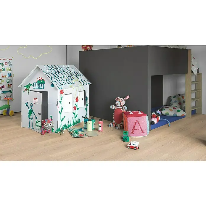 Parador Vinylbodenmuster Basic 30 Eiche Studioline geschliffen - 200 x 216 x 9,4 mm, Landhausdiele - Ein Kinderzimmer mit einem selbstgebauten Spielhaus, bunten Spielsachen und einem grauen Hochbett mit Leiter auf hellem Holzboden.