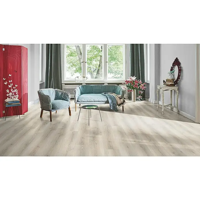 Parador Laminat Basic 600 - Eiche Askada weiß gekälkt, Landhausdiele, 1.285 x 243 x 8 mm - Ein helles Wohnzimmer mit einem hellen Holzboden, der eine warme und einladende Atmosphäre schafft. Das sanfte Licht betont die natürliche Maserung des Bodens.