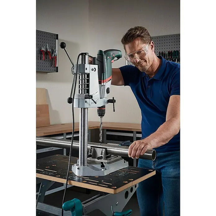 Wolfcraft Bohrer-Set - Materialeignung: Stahl, 6 -tlg. - Der Mann bohrt mit einer Tischbohrmaschine ein Rohr. Die Maschine ist grau und silber. Der Mann trägt eine blaue Bluse.
