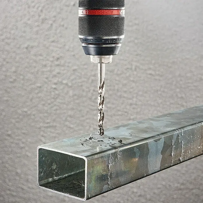 Wolfcraft Bohrer-Set - Materialeignung: Stahl, 6 -tlg. - Eine Bohrmaschine bohrt ein Loch in ein Metallvierkantrohr. Der Bohrer ist scharf und präzise, ideal für Metallarbeiten.