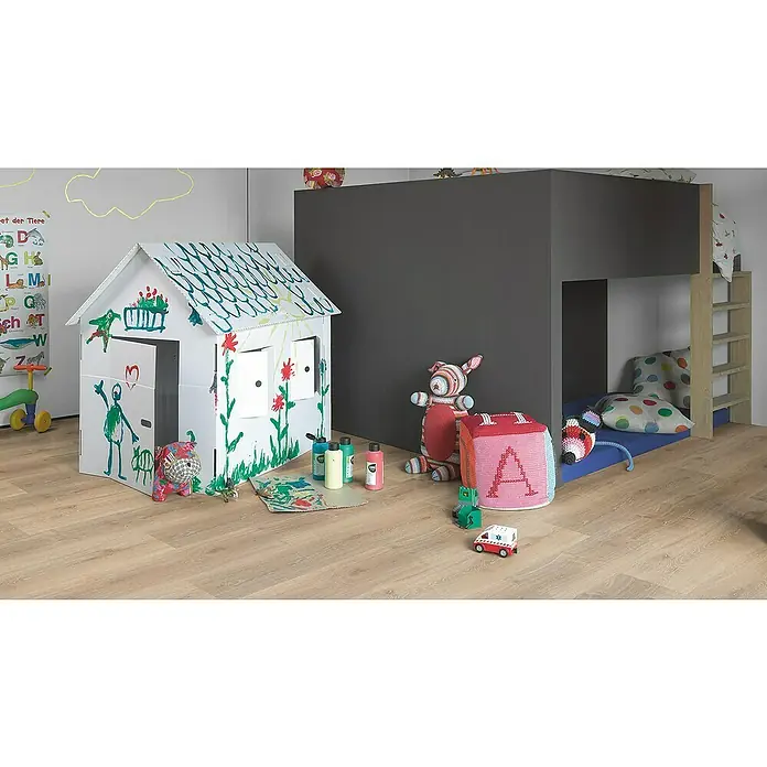 Parador Vinylbodenmuster Basic 5.3 Eiche Royal hell gekälkt - 200 x 225 x 5,3 mm, Landhausdiele - Verspieltes Kinderzimmer mit einem selbstbemalten Spielhaus, einem Hochbett und buntem Spielzeug auf einem hellen Holzboden.