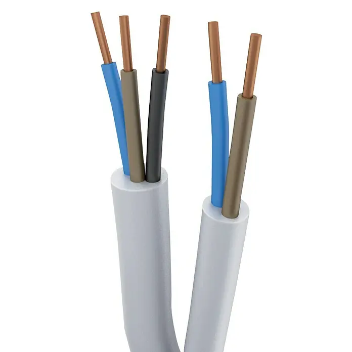 Steinel Sensor de movimiento IR 180 UP - Alcance sensor: 8 m, Blanco, Ángulo de detección sensor: 180 °, L x An x Al: 8,1 x 8,1 x 5,7 cm - Primer plano de dos cables eléctricos con hilos de cobre expuestos y aislamiento de colores sobre un fondo neutro.