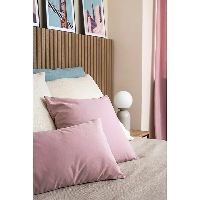 Cuadro San Francisco - An x Al: 30 x 40 cm, 1 pzs. - Primer plano de una cama con almohadas rosas, cabecero de madera y obras de arte.