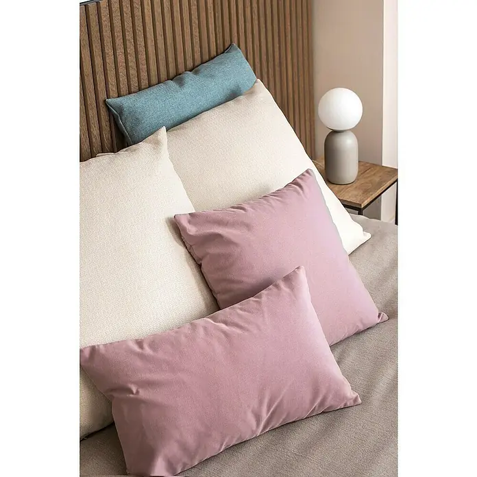 Cojín Kiron - 60 x 60 cm, Textil, Agua - Primer plano de almohadas de varios tamaños y colores apiladas en una cama.
